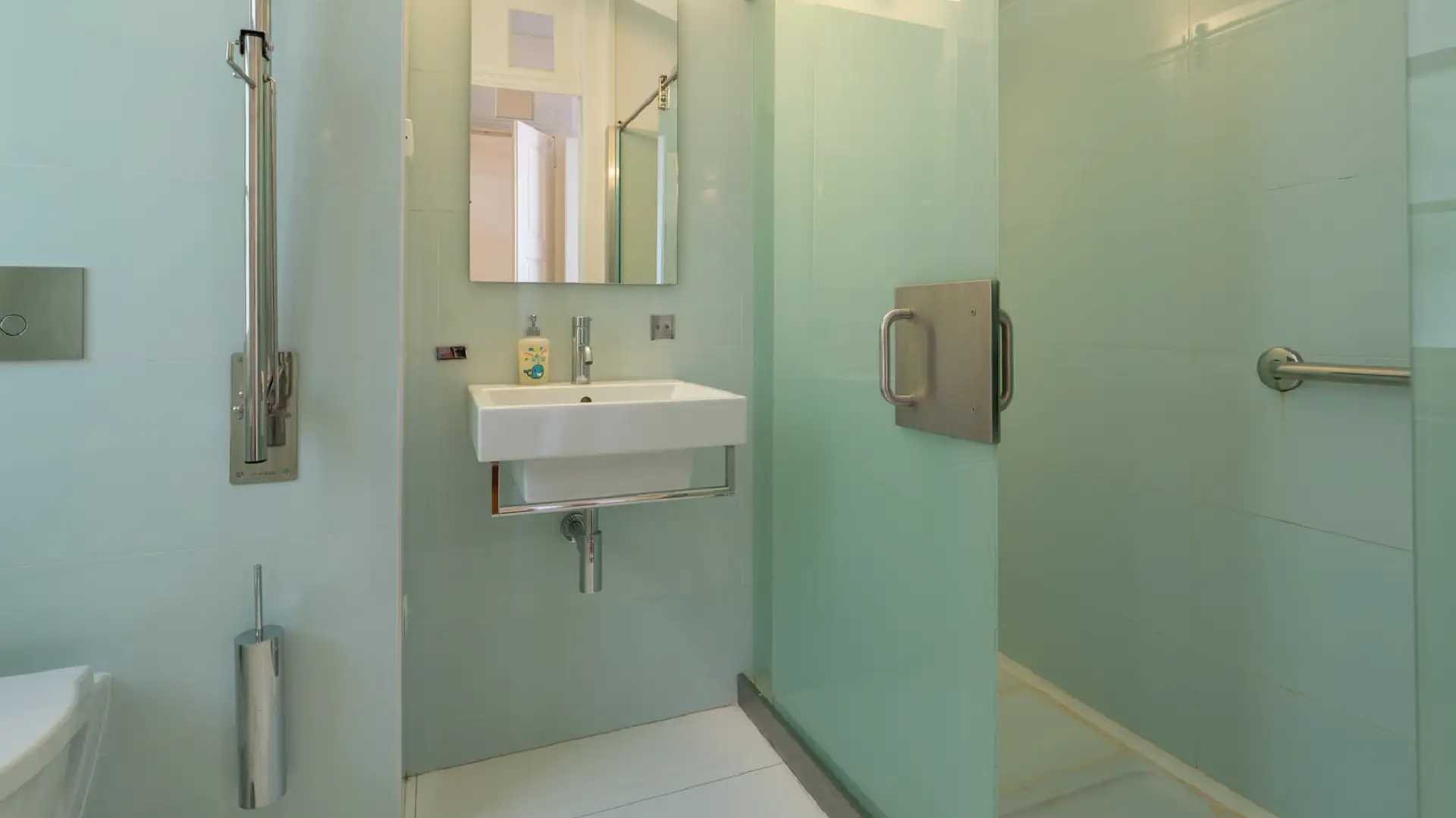 Deluxe Triple Room Bathroom